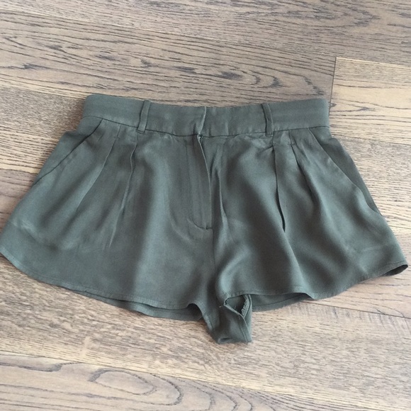 Aritzia Talula pleated shorts - Picture 1 of 5